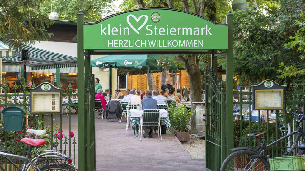 Eingangsbereich in den Garten des Klein Steiermark mit "Herzlich willkommen"-Schriftzug